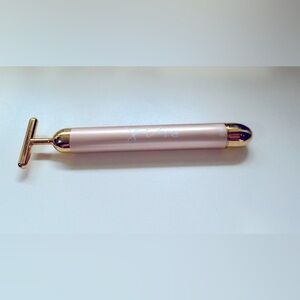 Jillian Dempsey Gold Beauty Bar